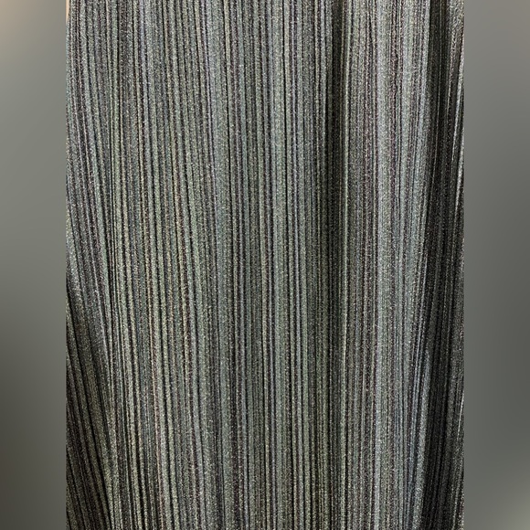 Long blue shimmer skirt with elastic waistband and black underskirt - Picture 5 of 6